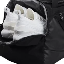 Under Armour UA Undeniable 5.0 Duffle Medium, Black/Metallic Silver 11 Under Armour UA Undeniable 5.0 Duffle Medium, Black/Metallic Silver -Gymstick Butik 1369223 001 UnderArmour Undeniable Duffle MD BlackSilver 0222 3