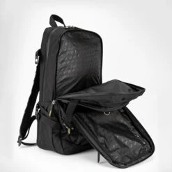 Venum Challenger Pro Evo BackPack, Black/Gold 39 Venum Challenger Pro Evo BackPack, Black/Gold -Gymstick Butik VENUM 03832 126 Venum Challenger Pro Evo BackPack BlackGold 06 maj22 1