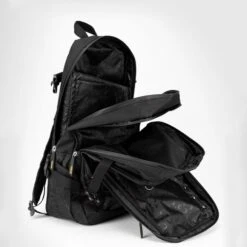 Venum Challenger Pro Evo BackPack, Black/Gold 28 Venum Challenger Pro Evo BackPack, Black/Gold -Gymstick Butik VENUM 03832 126 Venum Challenger Pro Evo BackPack BlackGold 07 maj22